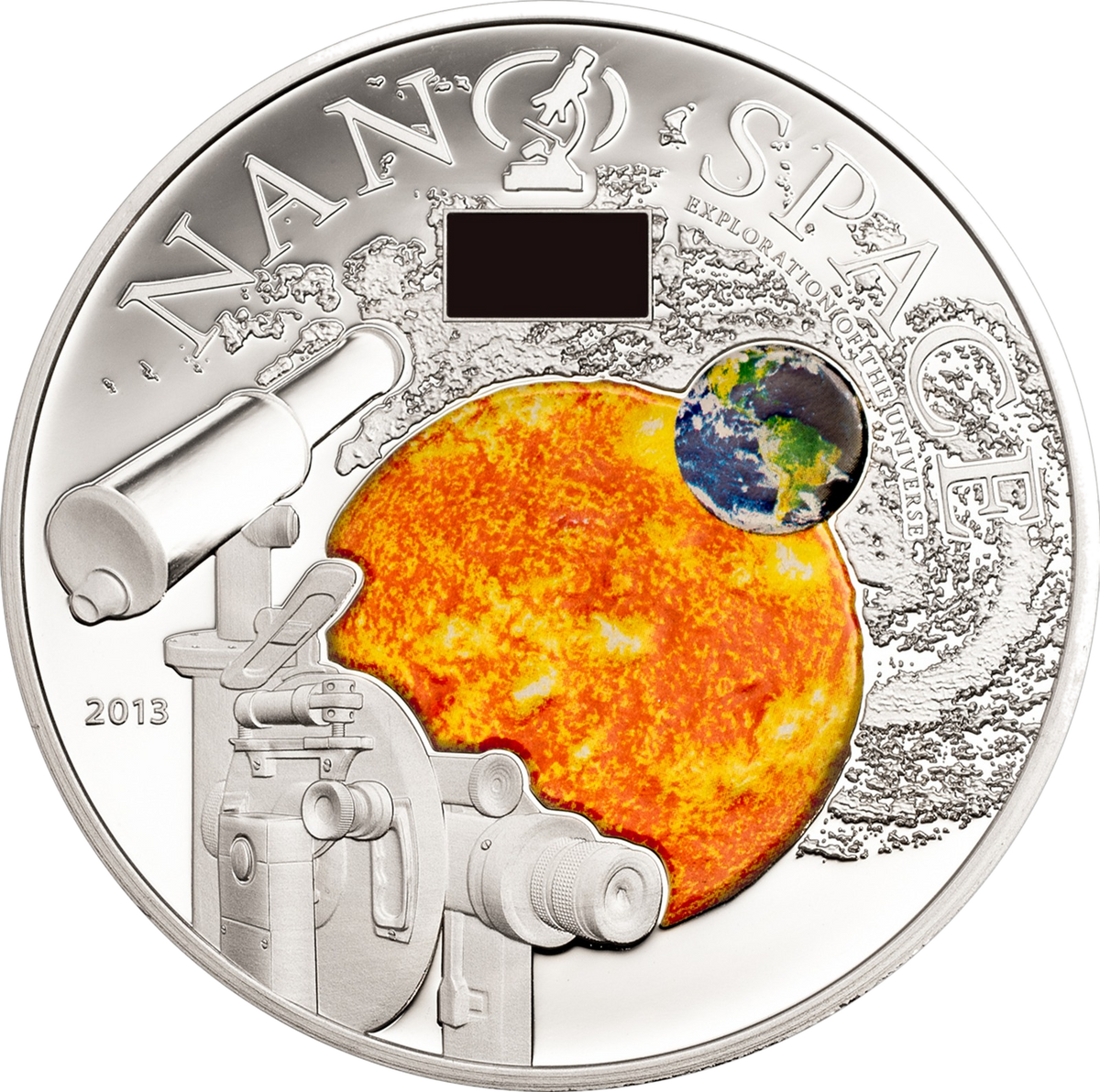 Nano Space Silbermünze – Vorderseite mit farbiger Sonne, Erde, Teleskop und eingelassenem Nano-Chip